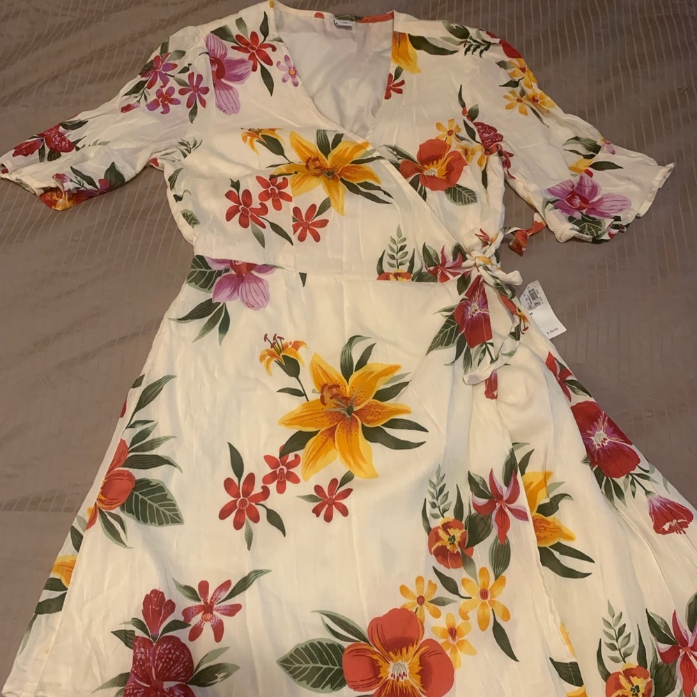 BRAND NEW FLORAL DRESS in size Medium